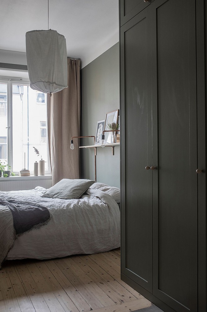 Современная шведская квартира с красивыми винтажными шкафами