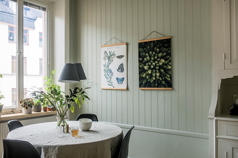 Современная шведская квартира с красивыми винтажными шкафами