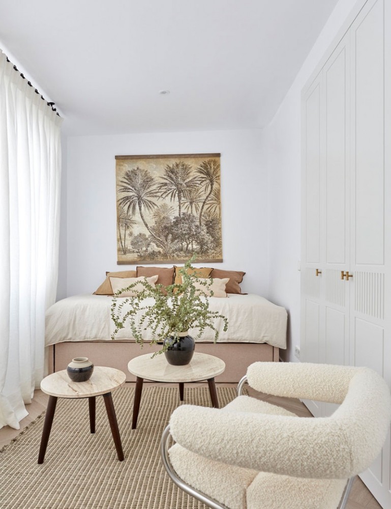 Белая квартира в Мадриде с интересным декором и красивой стеклянной перегородкой (90 кв.м)