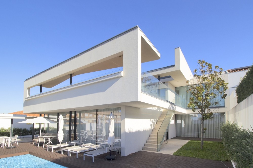 Современная резиденция с выразительным дизайном и динамичной структурой