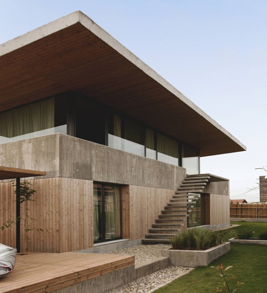 Двухэтажный летний домик из дерева и бетона на побережье Черного моря