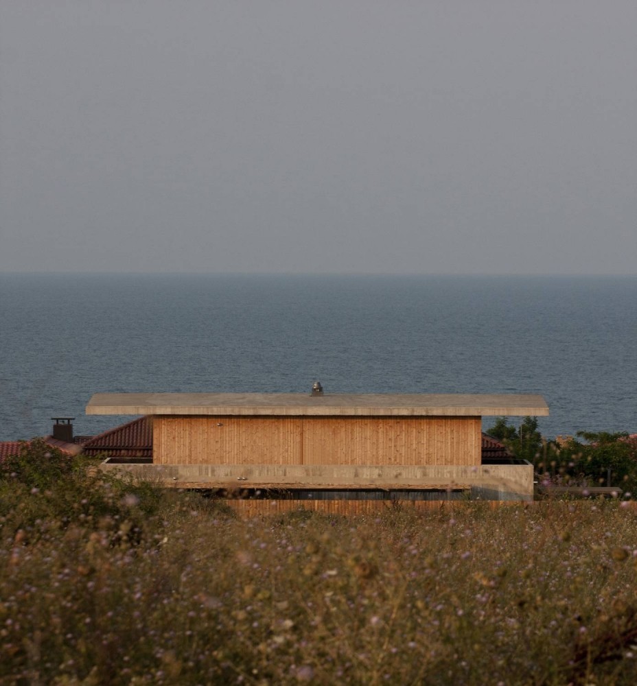 Двухэтажный летний домик из дерева и бетона на побережье Черного моря