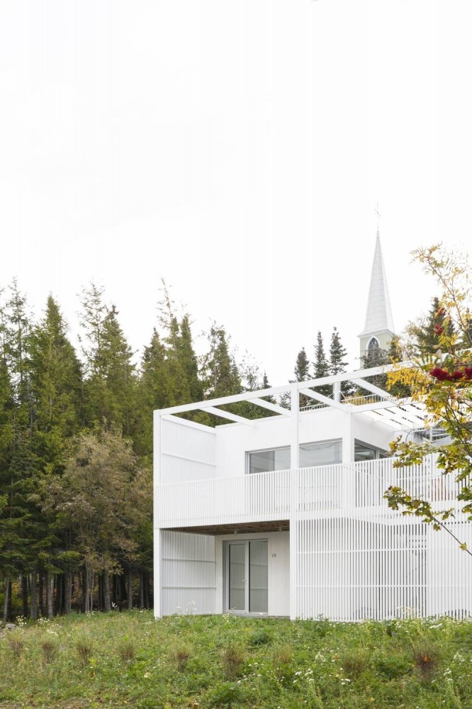 Геометрический дом с фасадом-фильтром из белых ламелей