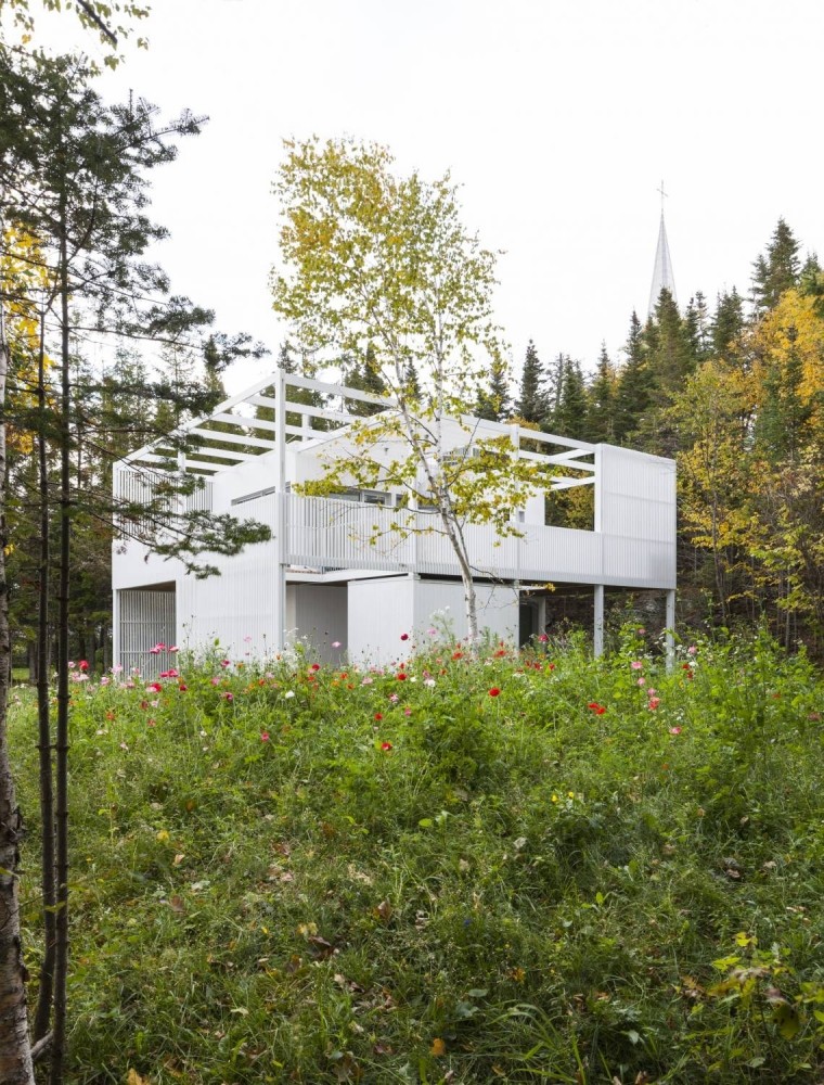 Геометрический дом с фасадом-фильтром из белых ламелей
