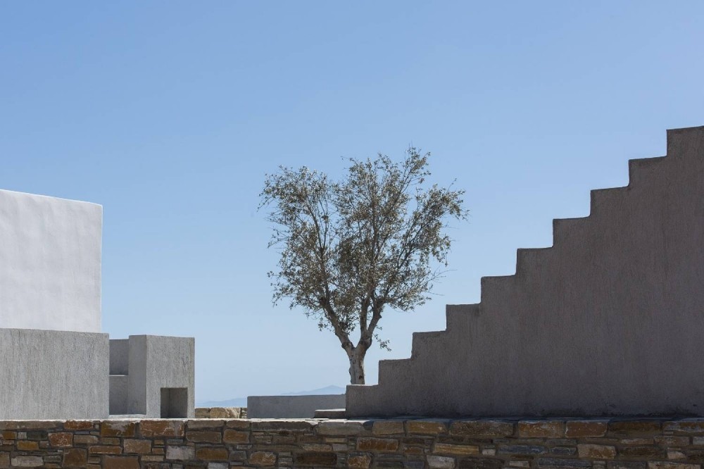 Каменная резиденция со сложным динамичным дизайном