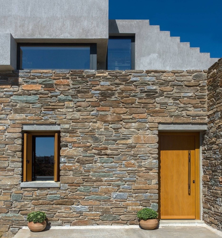 Каменная резиденция со сложным динамичным дизайном