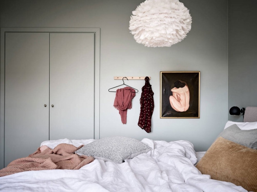 Пастельные тона и интересные картины: обволакивающий интерьер квартиры в Швеции