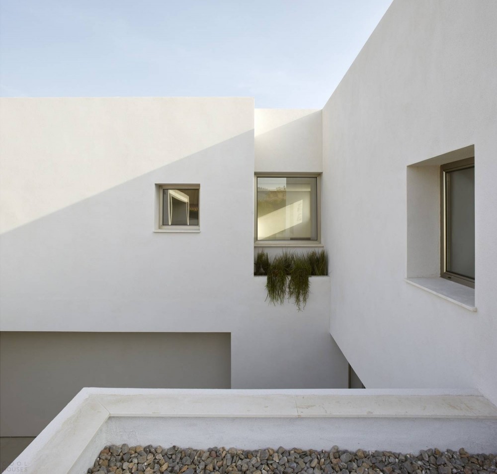 Семейная резиденция, переосмысливающая концепцию внутреннего двора сельских домов Средиземноморья
