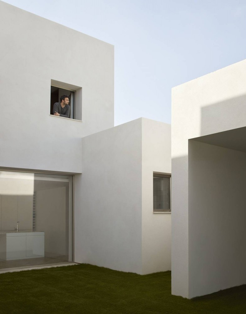 Семейная резиденция, переосмысливающая концепцию внутреннего двора сельских домов Средиземноморья