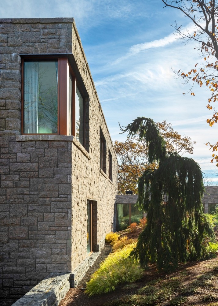 Современный каменный дом с минимальным воздействием на естественный ландшафт