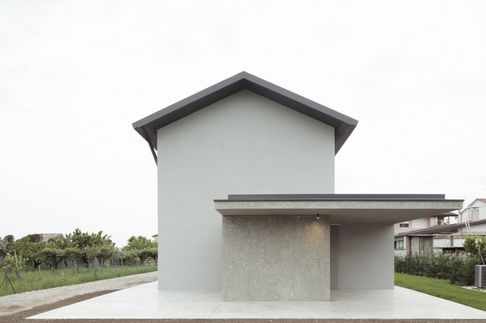 Современный сельский дом с консольными бетонными плитами по периметру