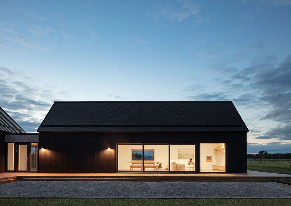 Простота во всём: минималистичный дом с видом на озеро Онтарио в Канаде