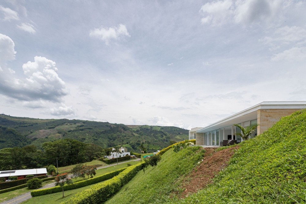 Загородная резиденция с видом на горные плантации кофе