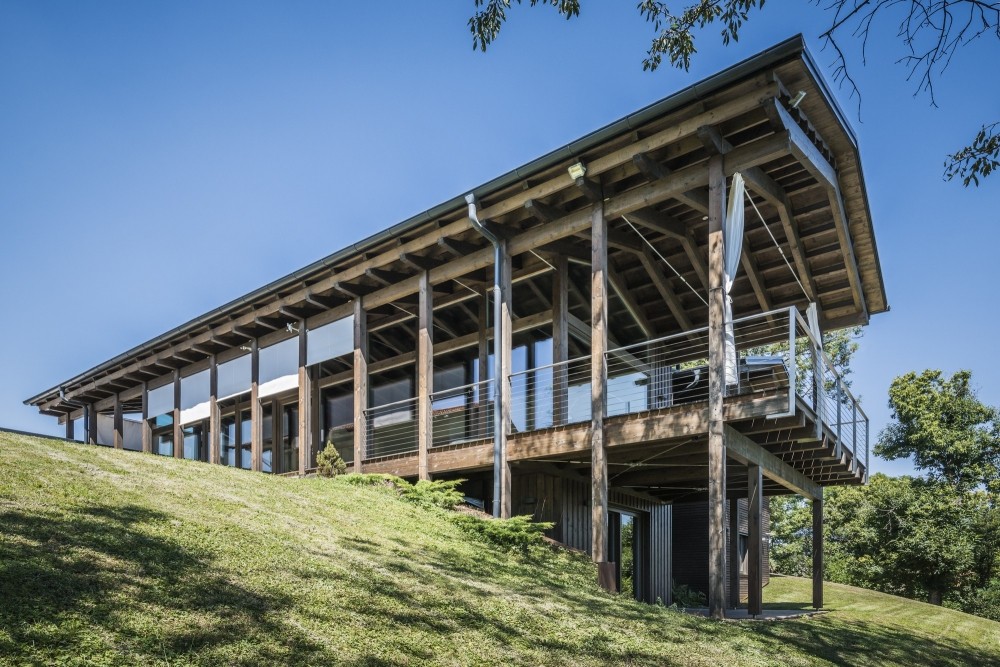 «Дом сверчков», вдохновленный японской и альпийской архитектурой