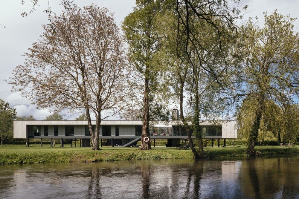 Экологичный линейный дом на сваях в зоне прибрежных наводнений