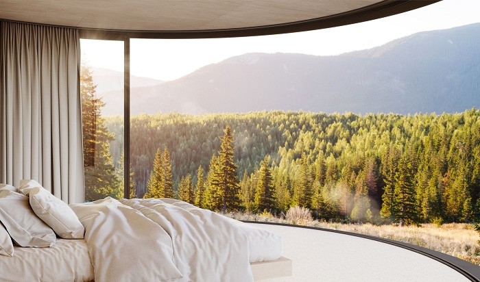 Лесной домик со стеклянным эркером легко превращается из уютных апартаментов в патио