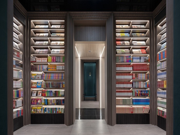 Сюрреалистичный книжный магазин, в котором винтовая лестница - нескончаемая полка