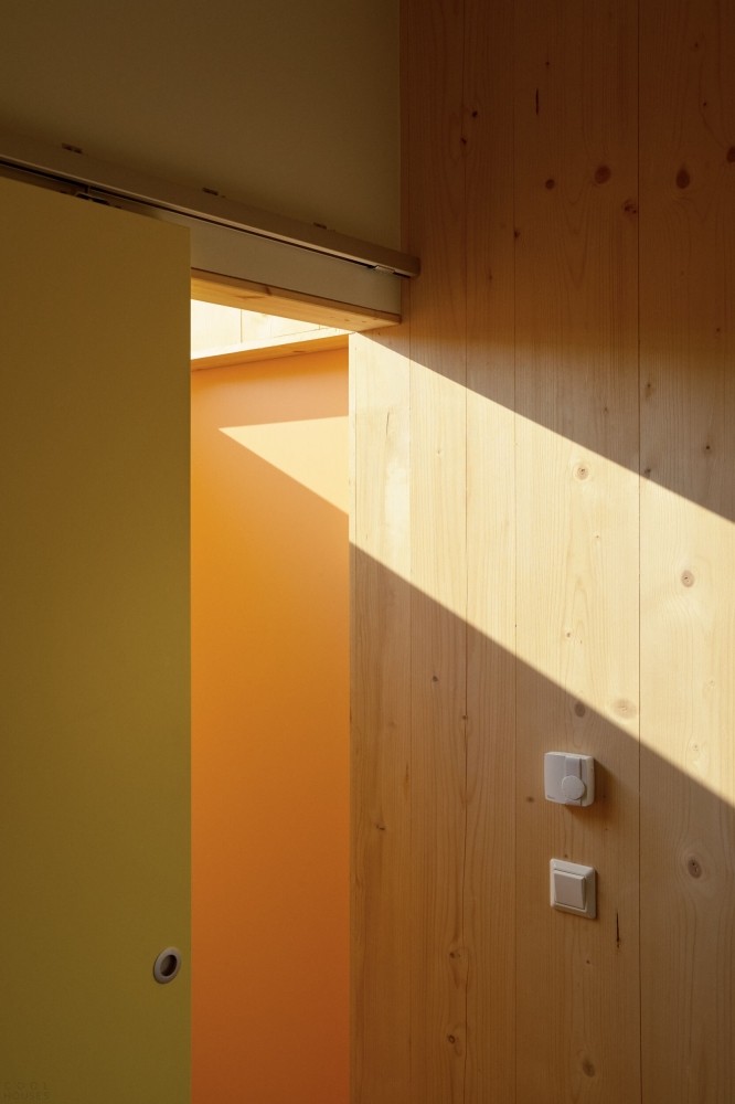 Современный деревянный дом с легким простым дизайном