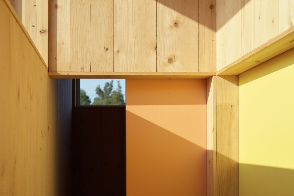 Современный деревянный дом с легким простым дизайном