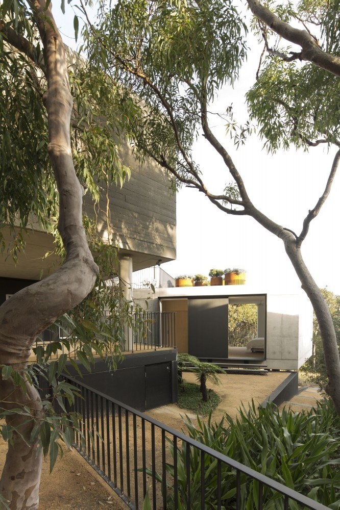 Бетонный дом для загородного отдыха с инновационным дизайном