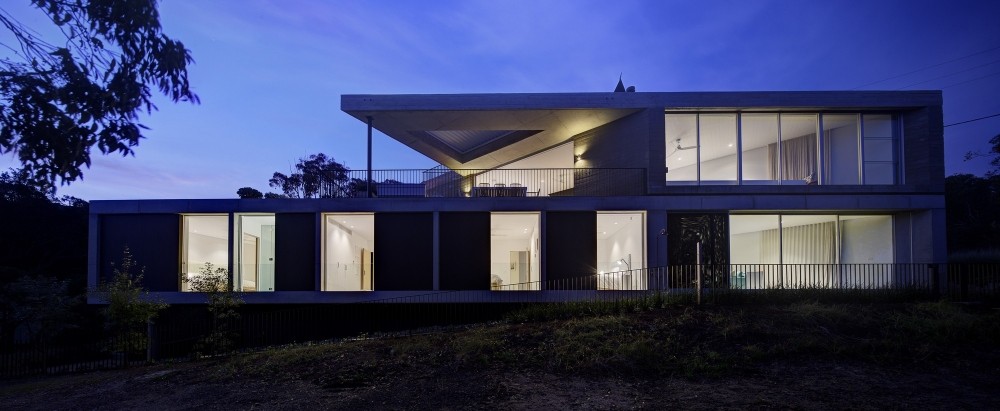 Бетонный дом для загородного отдыха с инновационным дизайном