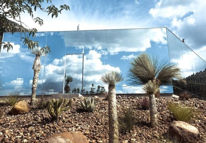 Зеркальный автономный дом, сочетающий эстетику с устойчивым дизайном