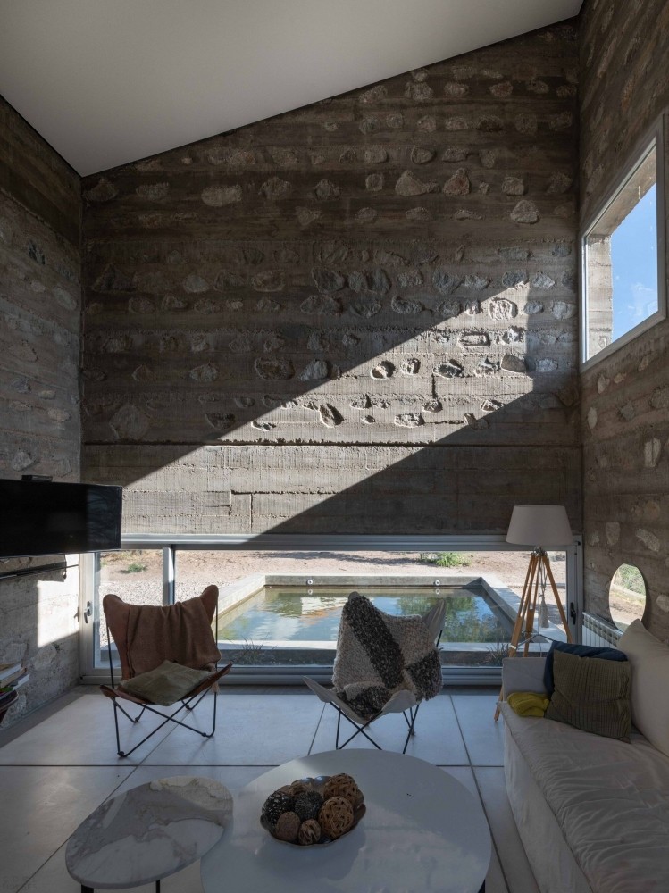 Брутальный бетонный дом, сочетающий архитектуру и природу