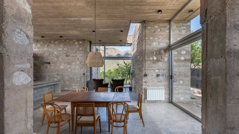 Брутальный бетонный дом, сочетающий архитектуру и природу