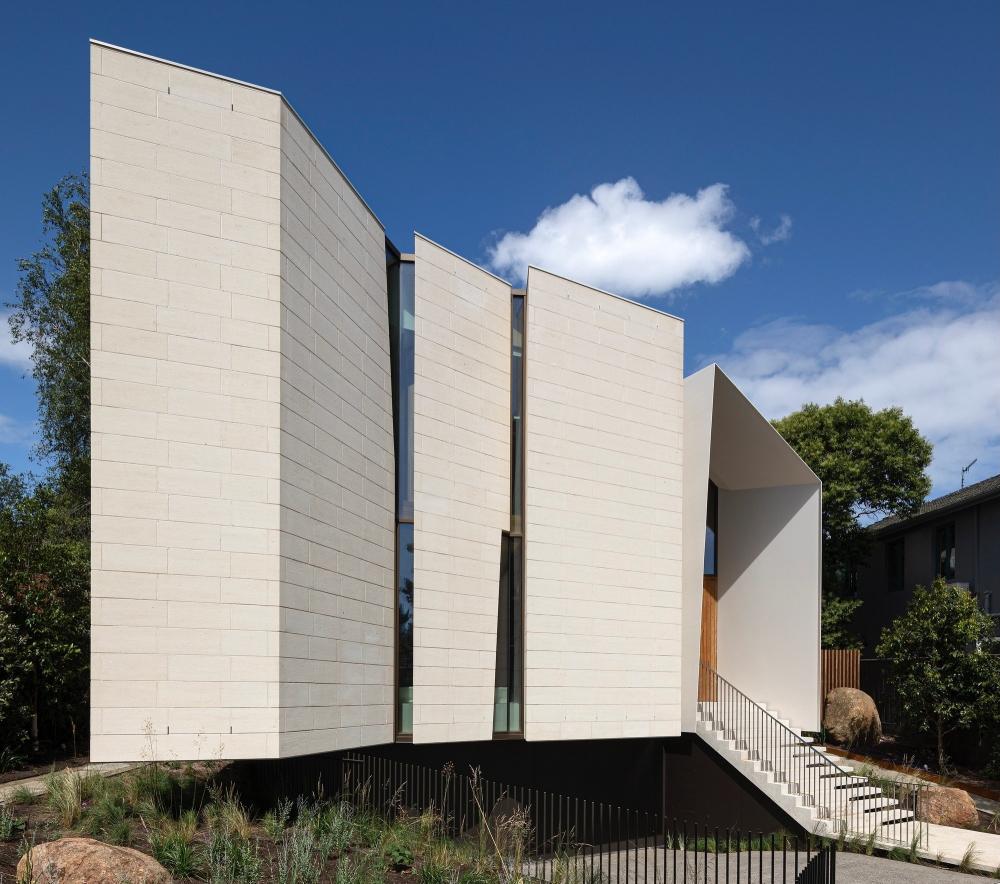 Скульптурный «Известняковый дом», реализующий принципы экологического дизайна