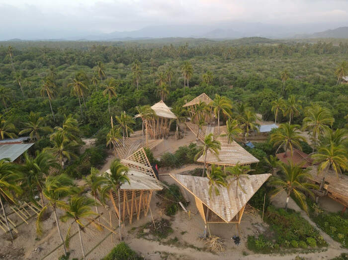 Бамбуковые домики на деревьях, которые не требуют подключения к коммуникациям