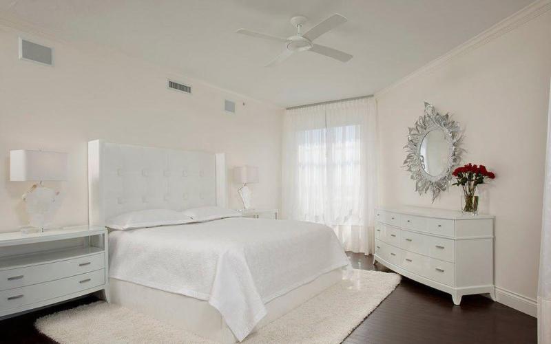 Белая спальня — отделка, мебель, освещение. Примеры интерьеров (+25 фото)