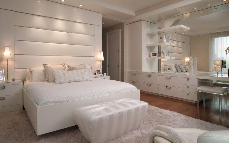 Белая спальня — отделка, мебель, освещение. Примеры интерьеров (+25 фото)