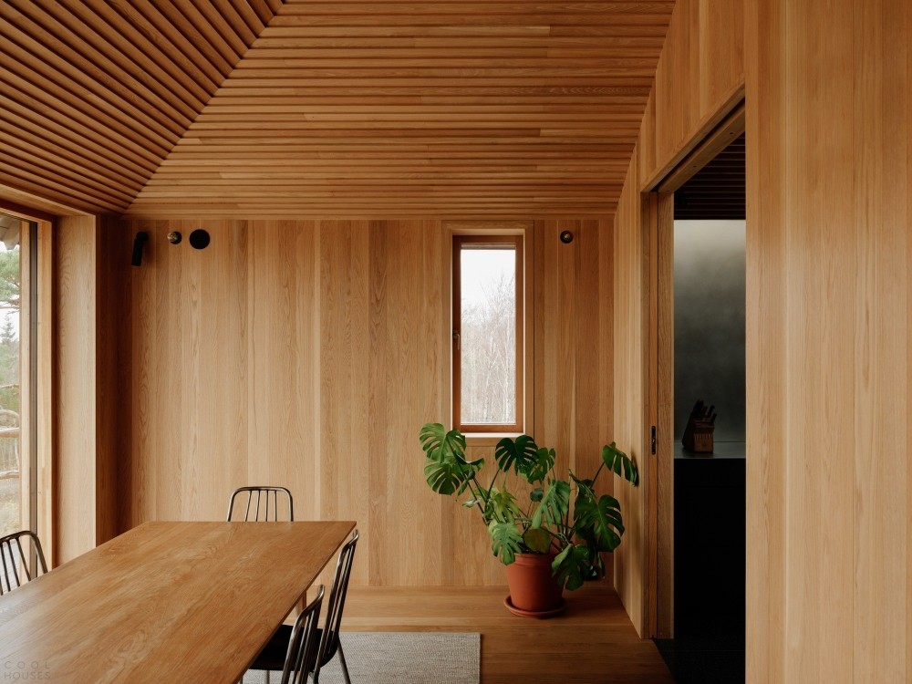 Дом выходного дня с акцентами на открытые деревянные поверхности