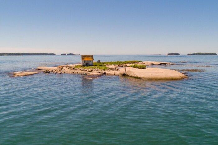 Домик на островке с удобствами на улице, за который просят почти 350 тыс. дол