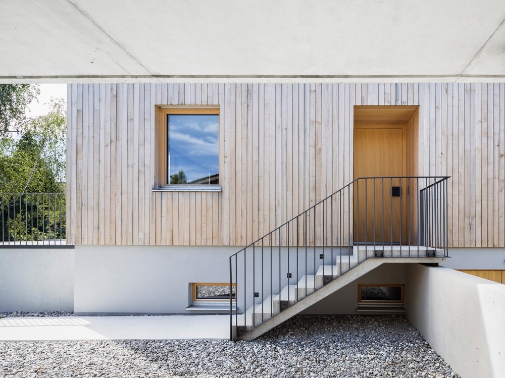 Двухэтажный деревянный дом с гармоничным дизайном