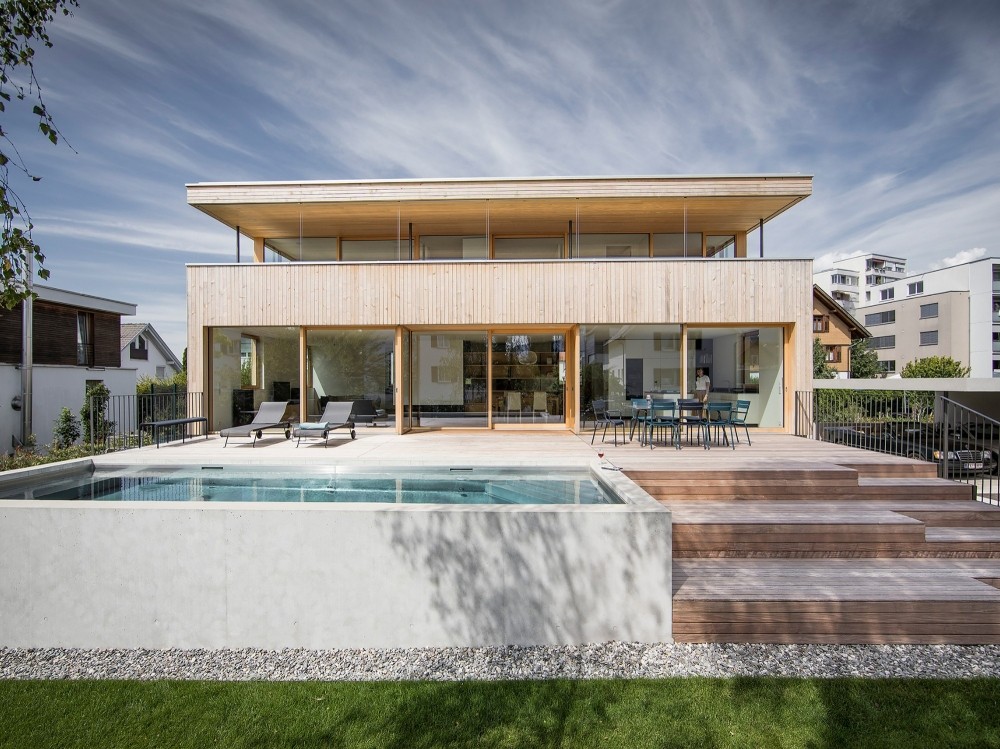 Двухэтажный деревянный дом с гармоничным дизайном