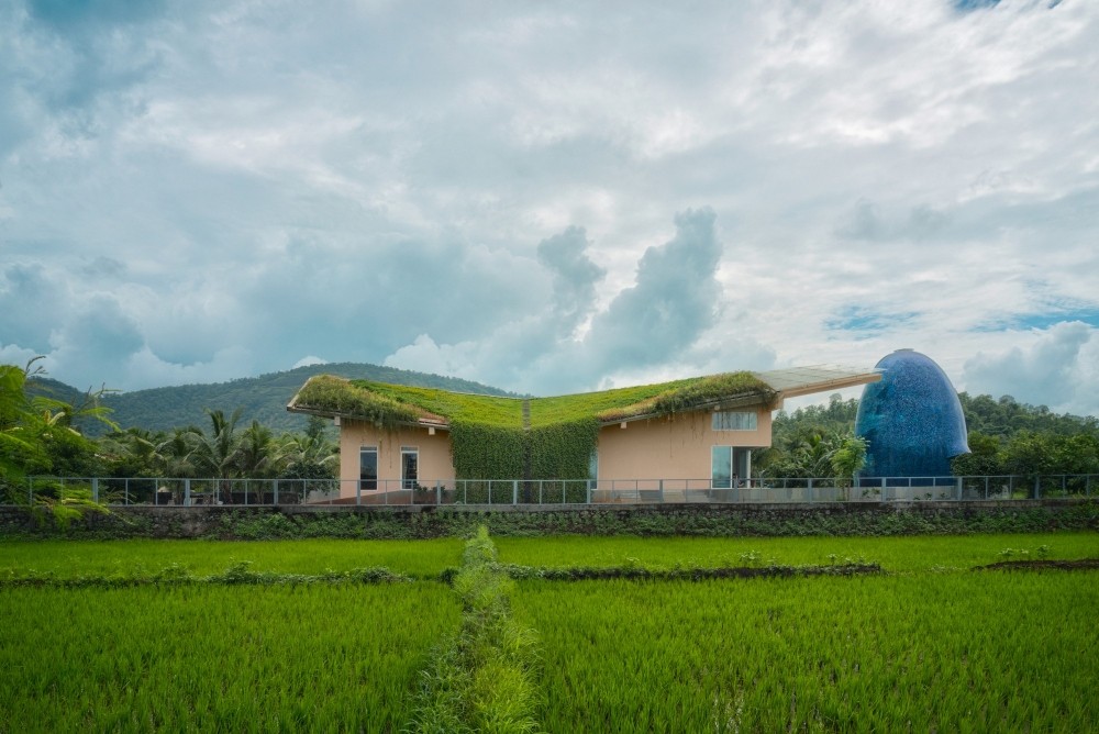 Семейный дом-подарок с зеленой крышей и собственным храмом во дворе