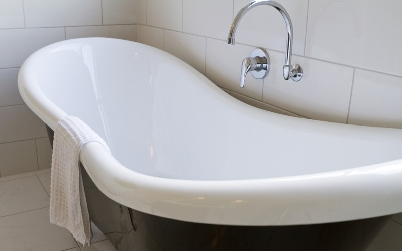 Как восстановить эмаль чугунной ванны своими руками