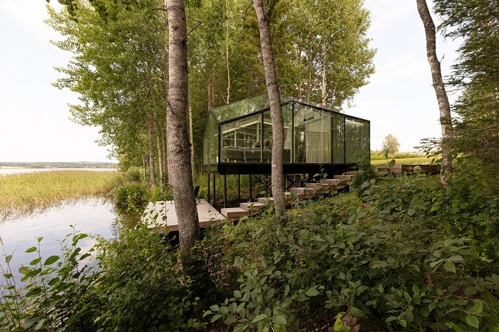Стеклянный домик на берегу финского озера, в котором можно жить и в жару, и стужу