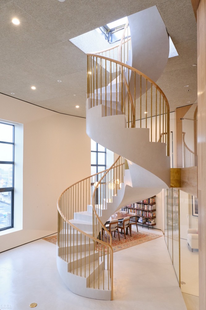 Реконфигурированный кондоминиум с роскошной спиральной лестницей