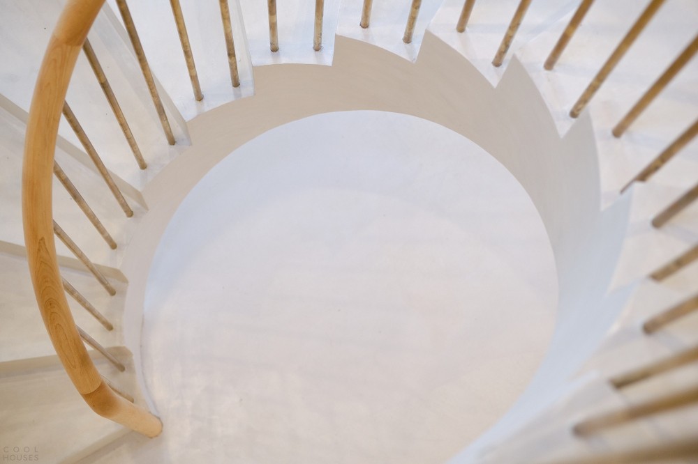 Реконфигурированный кондоминиум с роскошной спиральной лестницей