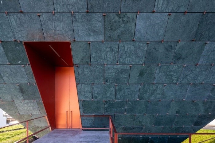 В Португалии построили «Часовню вечного света» в виде перевернутой пирамиды