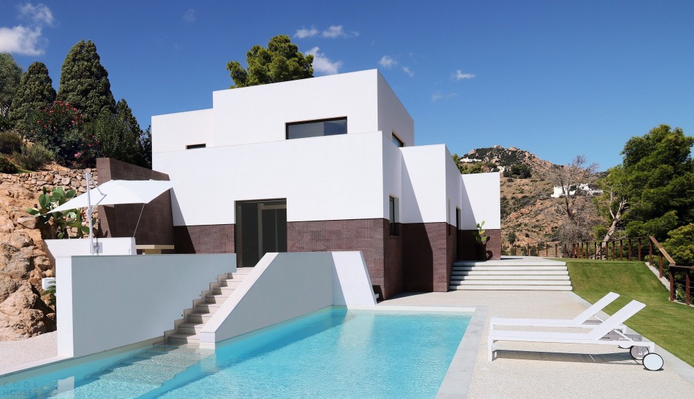 Дом на южном побережье Сардинии, связанный с географическим и культурным контекстом