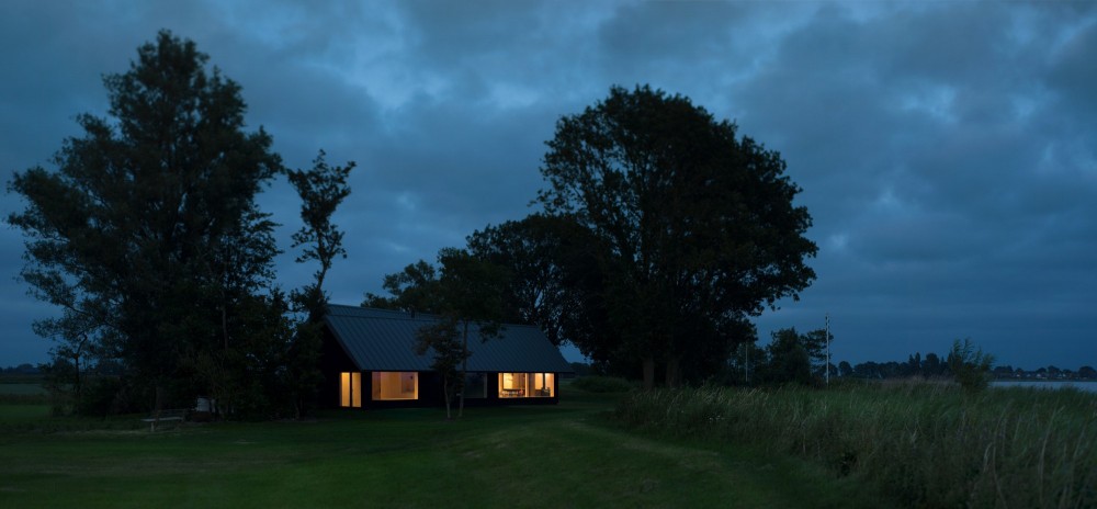 Простой уютный дом, гармонично вписанный в природный ландшафт