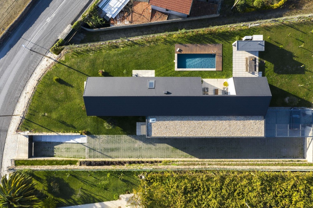 Современная интерпретация традиционного португальского дома с высокой двускатной крышей
