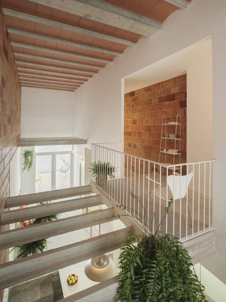 Узкий дом с гибким пространством, Испания
