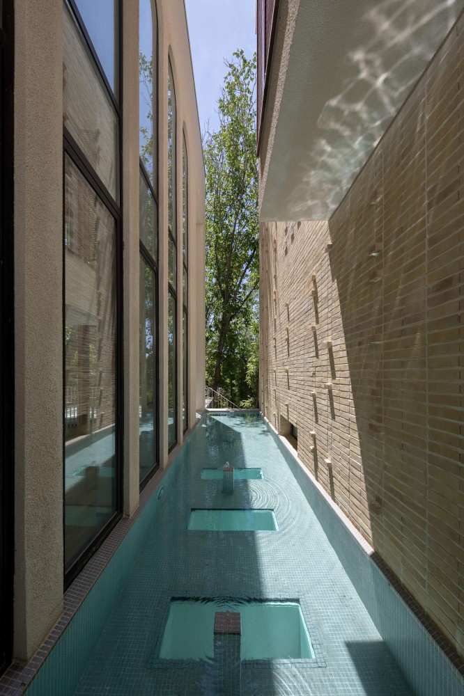 Вилла с простым экстерьером и роскошными внутренними пространствами, Иран