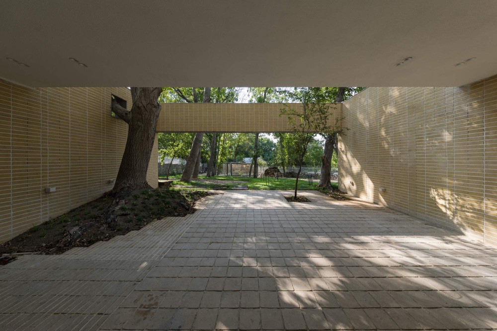 Вилла с простым экстерьером и роскошными внутренними пространствами, Иран