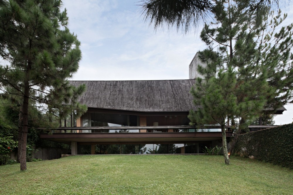 Вилла выходного дня с оригинальной мансардной крышей, Индонезия