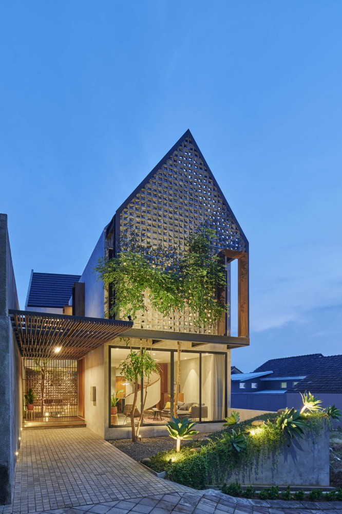 Современный дом с ярким дизайнерским фасадом, Индонезия